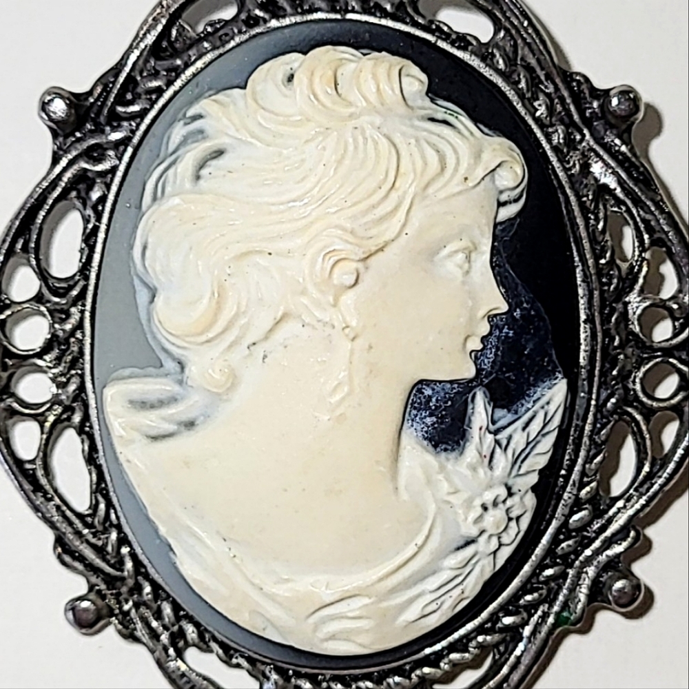 VINTAGE CAMEO BROOCH - BLACK & IVORY RESIN - LARGE OVER 2" HIGH - Picture 7 of 7